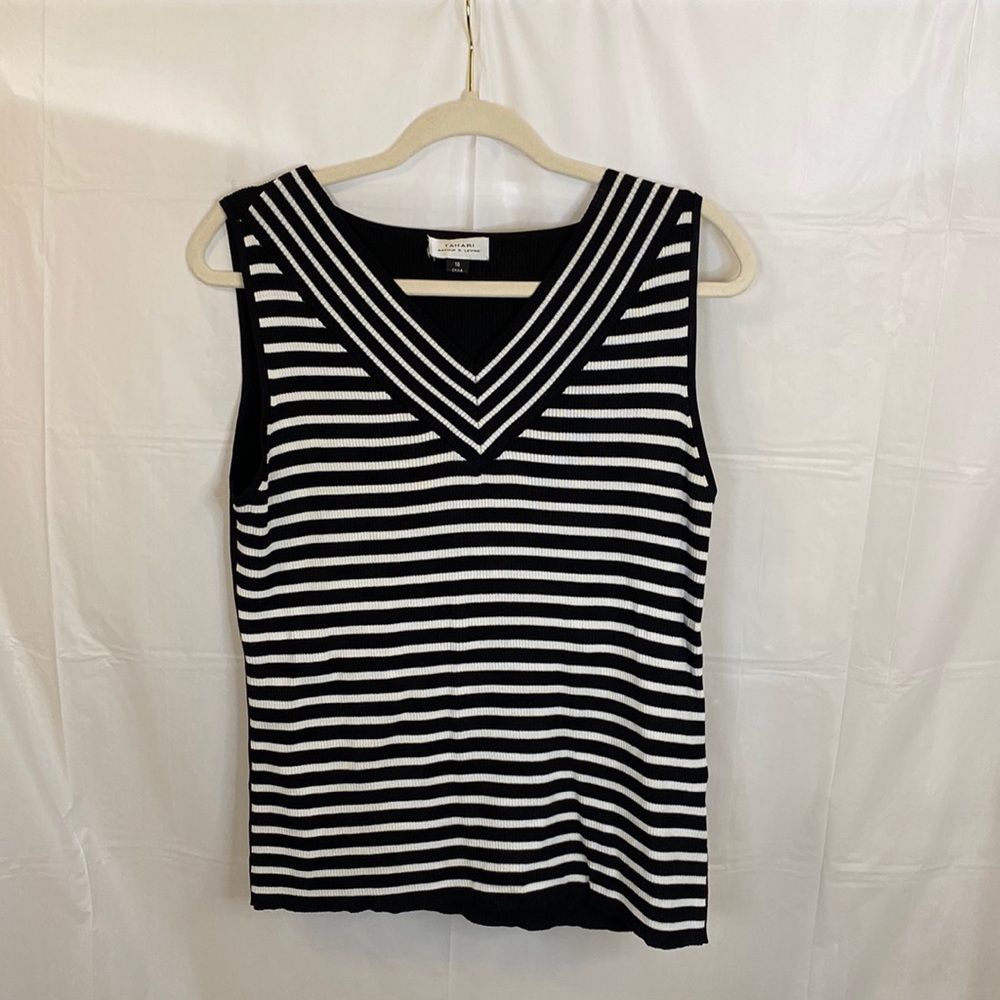 Tahari Sleeveless Black & White Top Sz 16